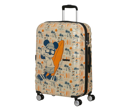 Beiger Koffer mit Mickey Mouse, der ein orangefarbenes Surfbrett hält, umgeben von Palmen und Wellen.