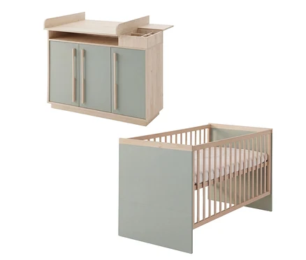 Wickelkommode und Babybett in Hellholz und Hellgrün. Die Kommode hat drei Türen und eine Wickelauflage mit Organizer. Das Bett hat Gitterseiten und eine weiße Matratze.