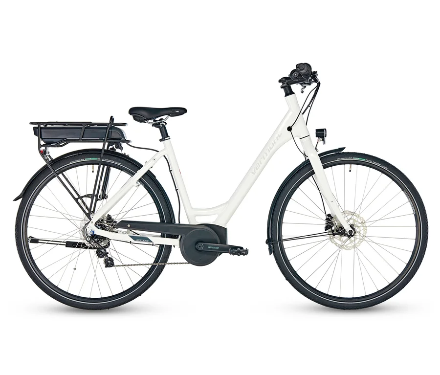Ein weißes VERMONT-Damen-Trekking-E-Bike »Lille« steht vor einem weißen Hintergrund.