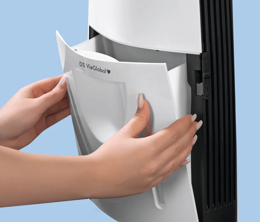 Frau öffnet weißen DS VieGlobal Thermalsole-Verdunster.