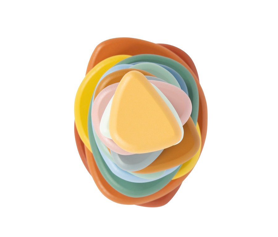 Ein Stapel bunter, abgerundeter dreieckiger Objekte, möglicherweise Steckspielzeug, spiralförmig angeordnet. Die Objekte sind in Orange, Gelb, Braun, Rosa, Hellblau und Grün gehalten, auf weißem Hintergrund.