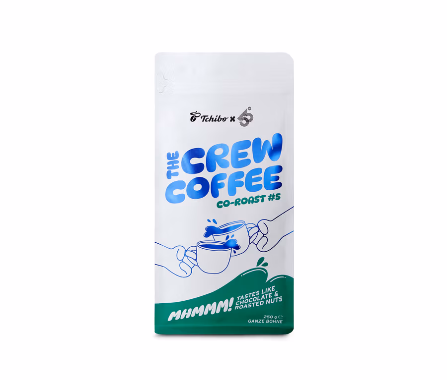 Weiße und grüne Kaffeepackung "55 Degrees x roasted. - The Crew Coffee Co-Roast #5 Espresso" mit 250 g ganzen Bohnen. Darauf sind Hände abgebildet, die Kaffeetassen halten, und der Hinweis "schmeckt nach Schokolade & gerösteten Nüssen".