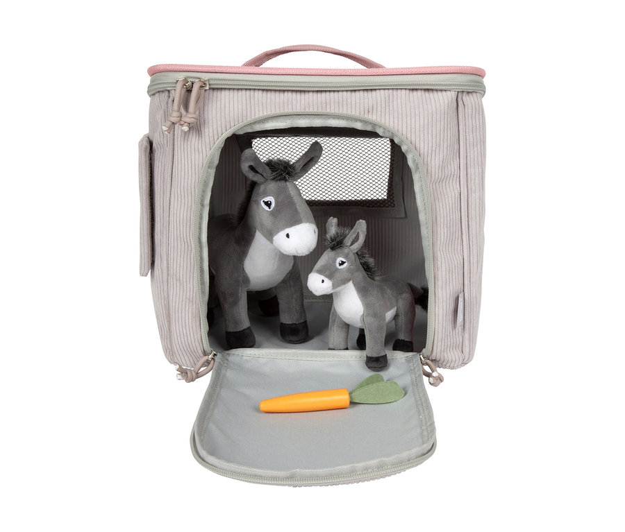 Zwei graue Plüsch-Esel, ein großer und ein kleiner, stehen im small foot Spielset Esel mit Stall, einer grauen Cord-Stalltasche mit rosa Griff. Eine Spielzeugkarotte liegt auf der geöffneten Klappe.