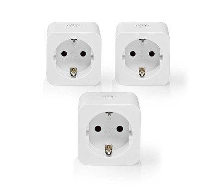 Drei weiße, quadratische WLAN-Steckdosen mit Schuko-Anschluss, auf weißem Hintergrund.