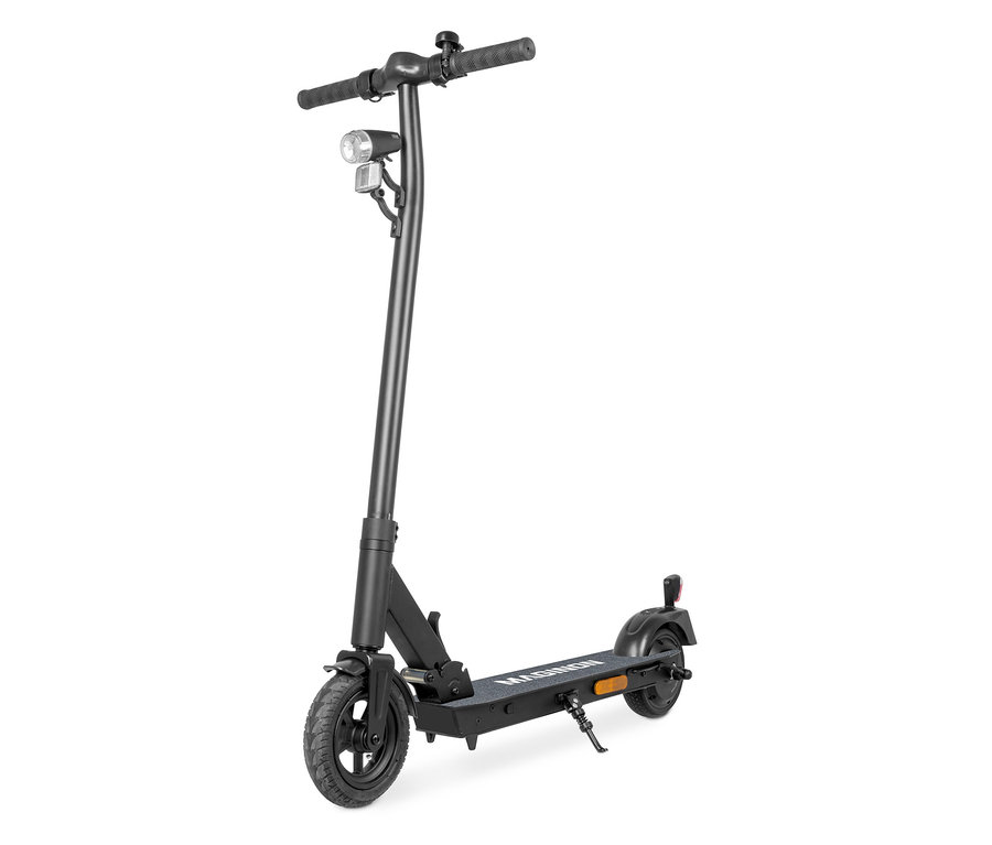 Ein schwarzer Maginon E-Scooter »Street One Plus« vor weißem Hintergrund.