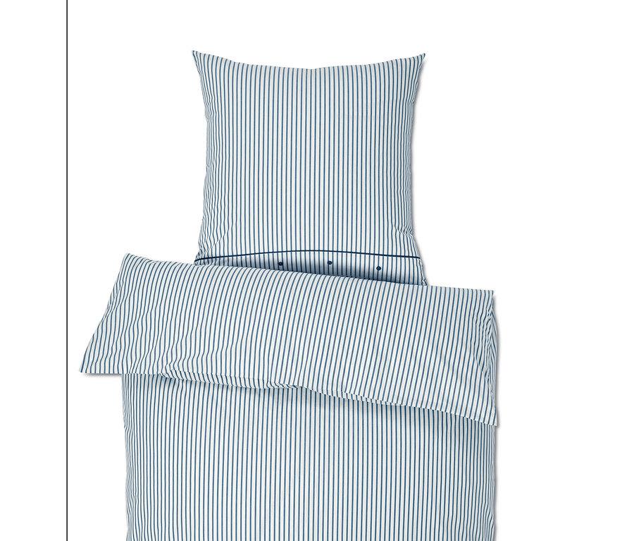 Draufsicht von normalgroßer Perkal-Bettwäsche mit blau-grünen Streifen.