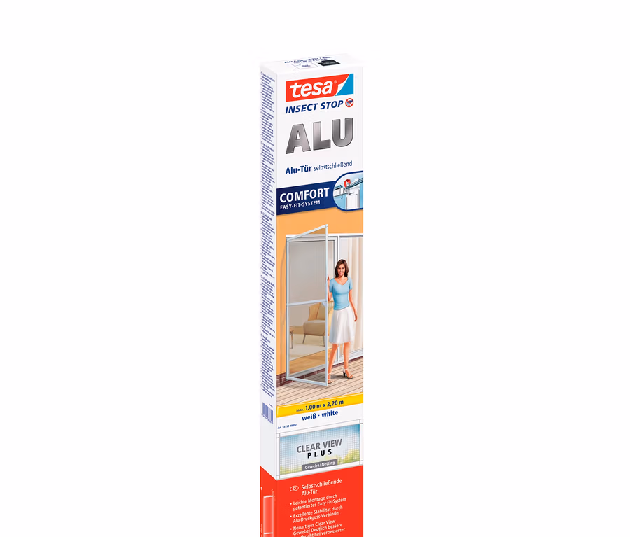 Verpackung der tesa® Insect Stop Fliegengitter ALU »Comfort« für Türen. Eine Frau geht durch die Tür mit dem Fliegengitter.
