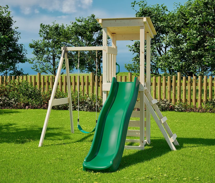 Ein Spielplatz mit einer Schaukel und einer grünen Rutsche steht auf einer Rasenfläche vor einem Holzzaun. Im Hintergrund ist der weka Spielturm »Lyon« zu sehen.
