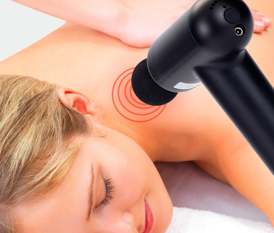 Frau liegt und wird mit einer MELISSA Infinity Massagepistole massiert.