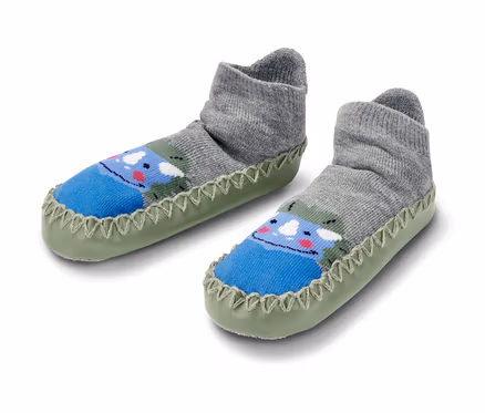 Zwei Kinder-Hausschuh-Socken mit Dino-Motiv.
