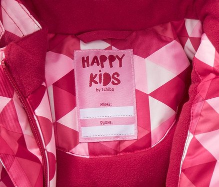 Detailansicht eines pinkfarbenen Schnee-Kombis mit geometrischem Muster und Happy Kids by Tchibo Etikett.