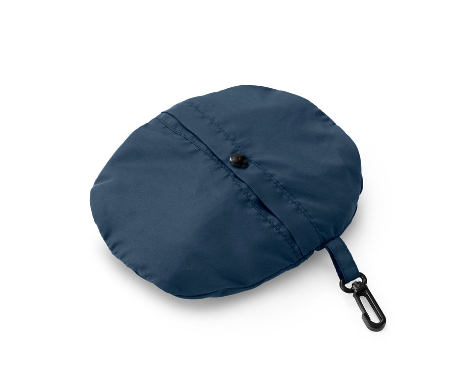 Blauer Trekkinghut mit Tasche auf weißem Hintergrund.