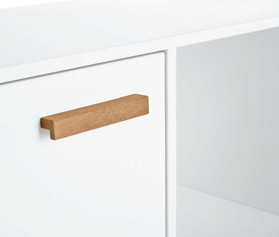 Detail eines weißen Sideboards mit Holzgriff.