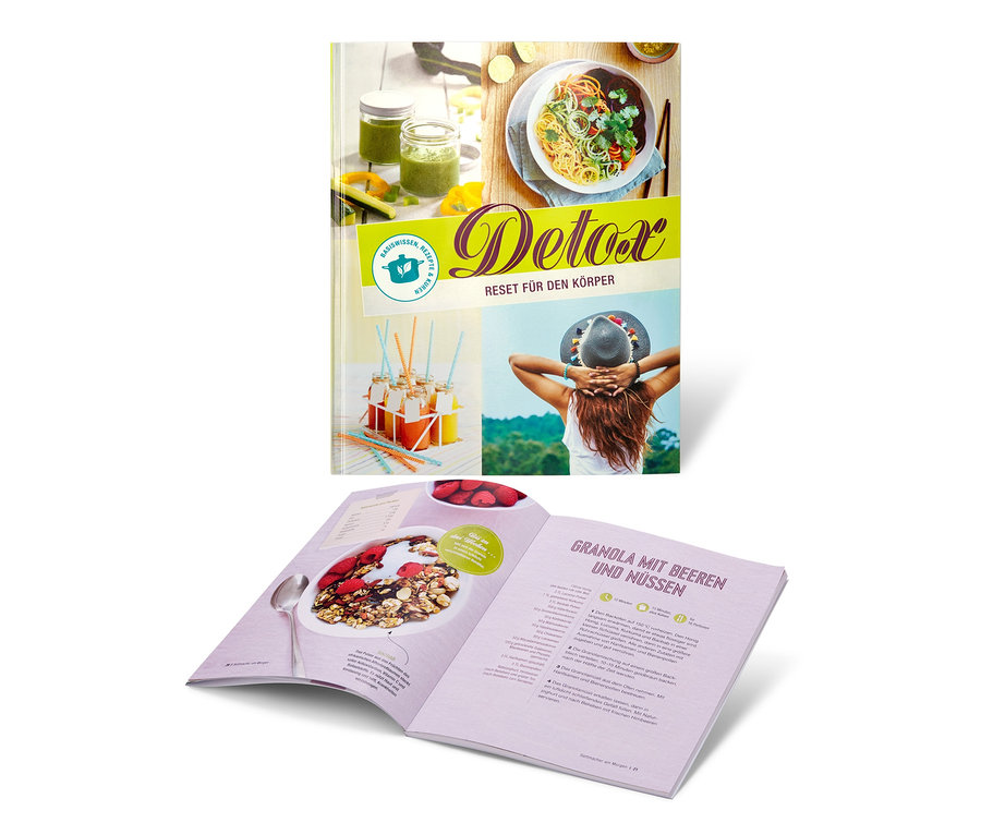 Kochbuch mit Detox-Rezepten und offene Seite mit Rezept für Granola mit Beeren und Nüssen.