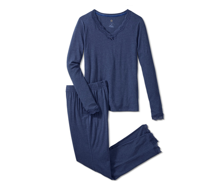 Blauer Pyjama mit Spitze.