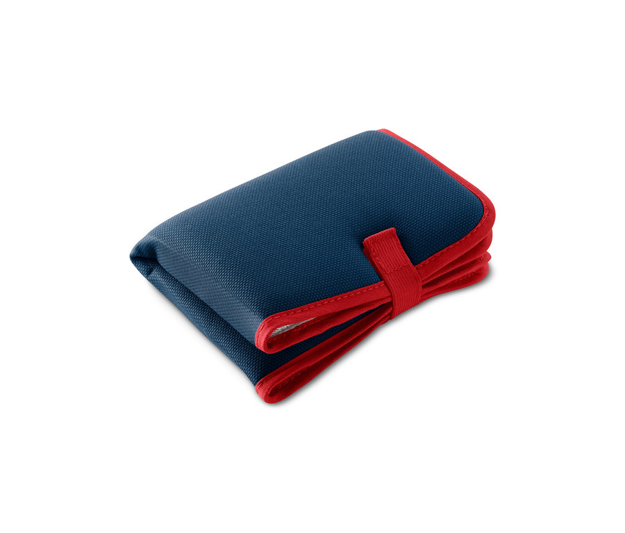 Ein blaues, faltbares Thermo-Sitzkissen mit roter Umrandung und einem Band.