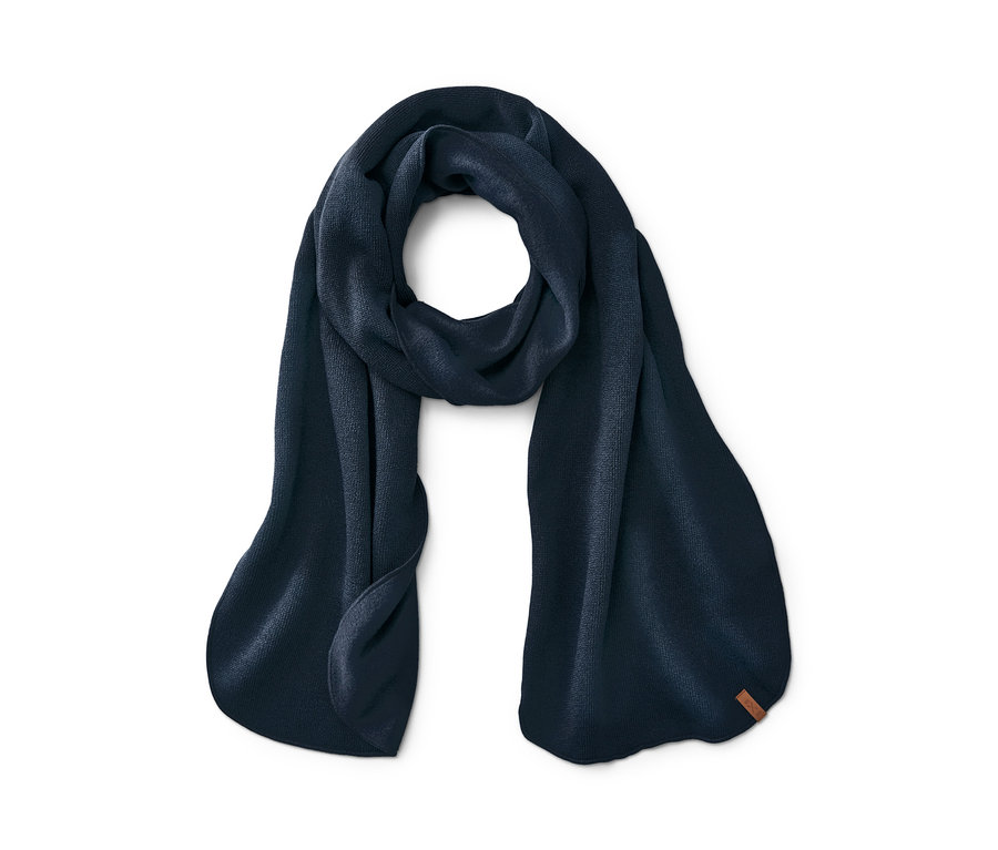 Ein dunkelblauer Strickfleeceschal.