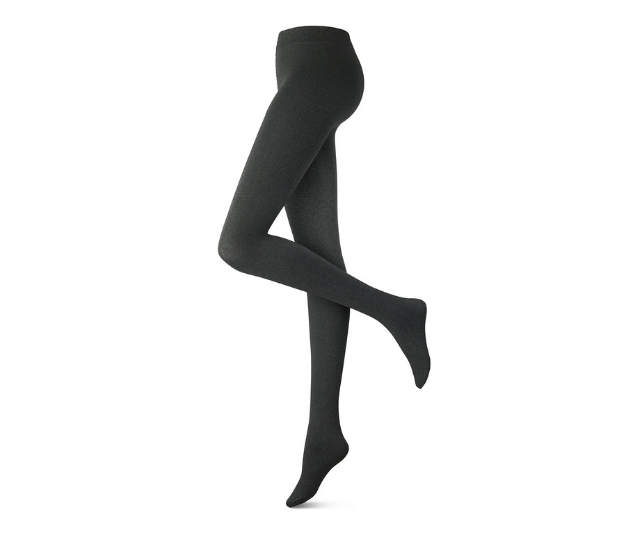 Beine in graumelierten Thermostrumpfhosen vor weißem Hintergrund.