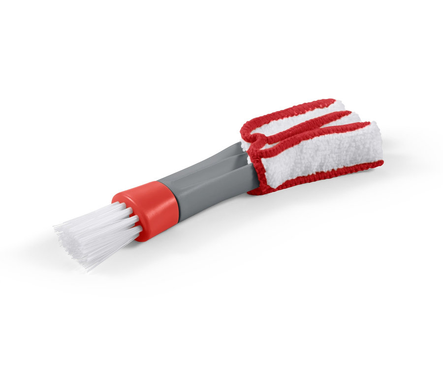 Nahaufnahme einer 2-in-1-Reinigungsbürste mit weißen Borsten und einem rot-weißen Stoffstaubkopf.