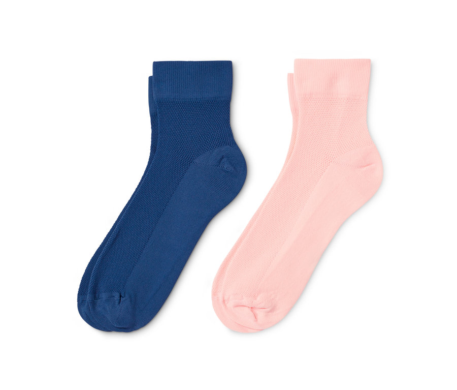 Zwei Paar Sportsocken: ein Paar marineblau, ein Paar hellrosa.
