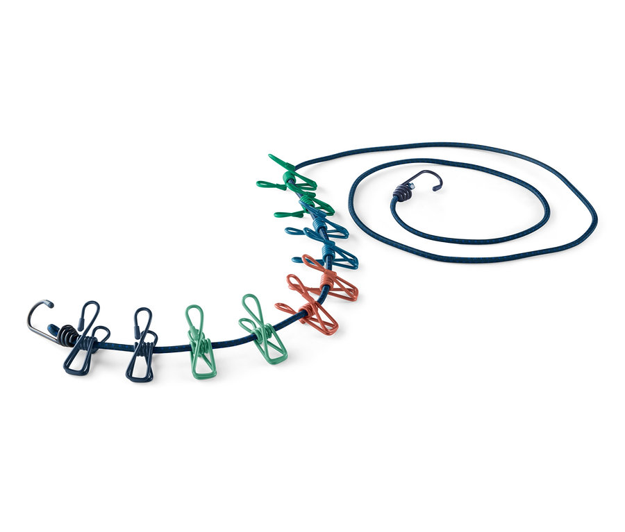 Eine Camping-Wäscheleine mit bunten Wäscheklammern.