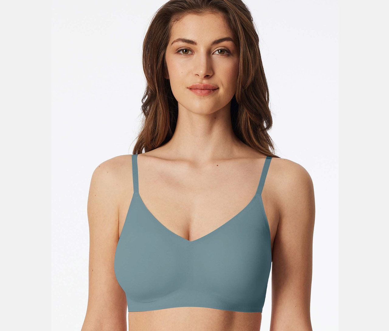 Frau trägt einen blau-grauen V-Ausschnitt-BH.