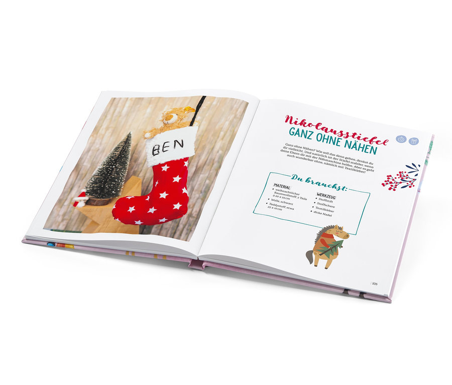 Offenes Buch mit Mein großes Weihnachtsbastelbuch. Auf der linken Seite ist ein Foto von einem Nikolausstiefel mit dem Namen BEN, daneben ein kleiner Baum.