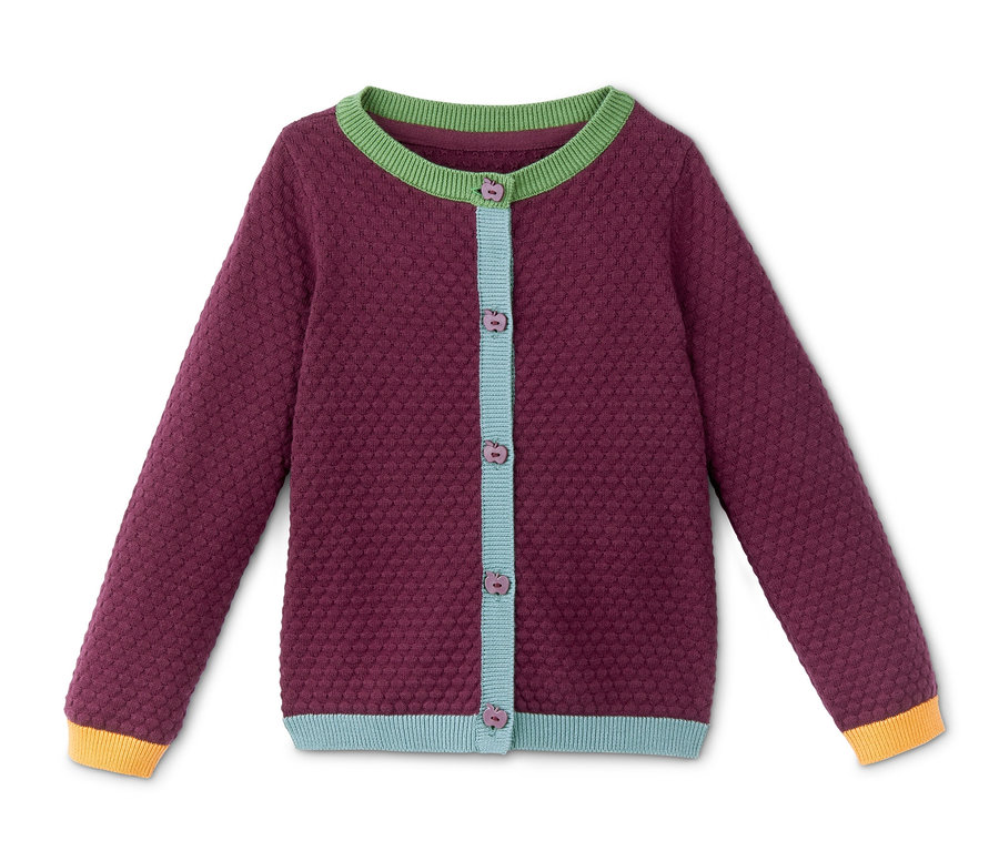 Violette Strickjacke mit Zierborten.