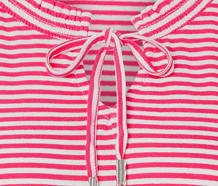 Detailansicht eines gestreiften Jerseykleids.