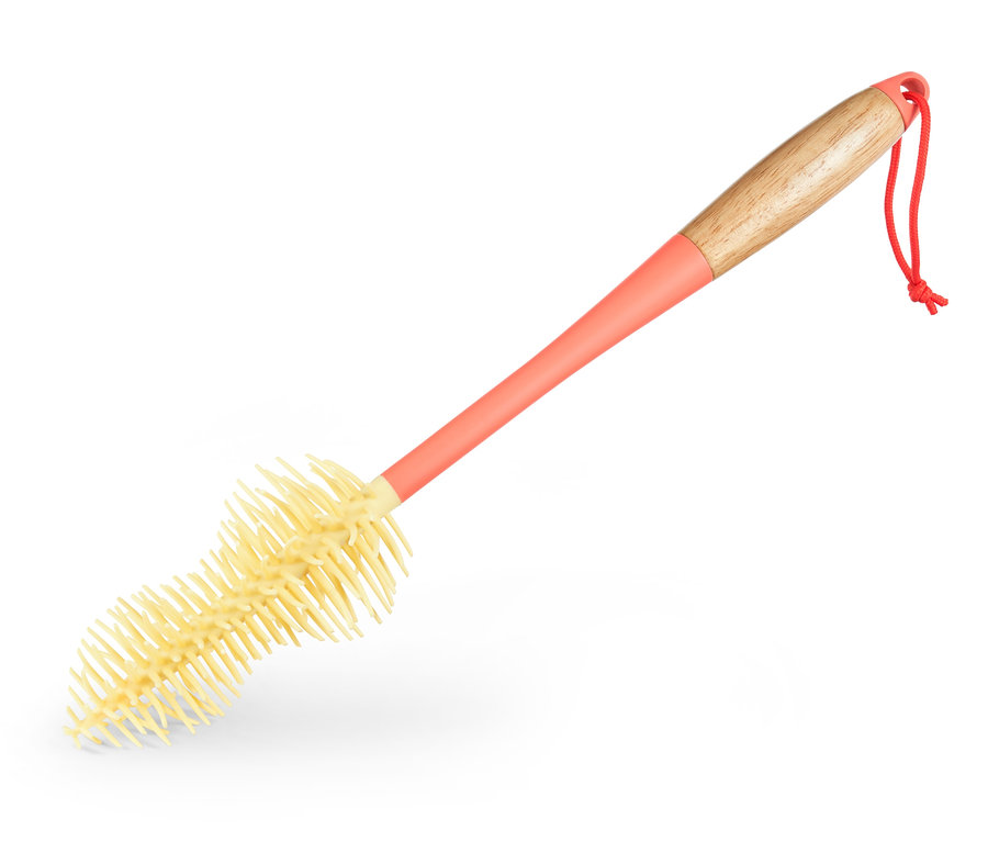 Eine Flaschen-Reinigungsbürste mit hellem Holzgriff, orangem Stiel und gelbem Bürstenkopf.