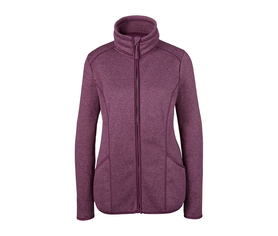 Eine lila Strickfleecejacke mit Reißverschluss in der Mitte.