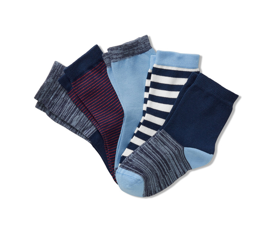 Fünf Paar blaue Socken.