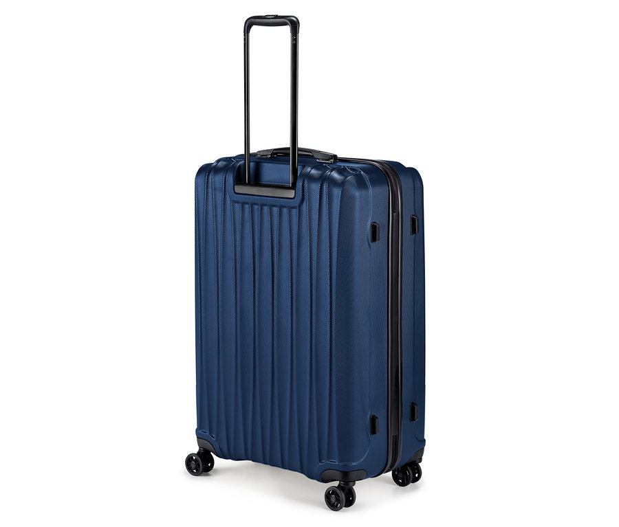 Nahaufnahme eines großen, blauen Hartschalenkoffers mit ausziehbarem Griff.