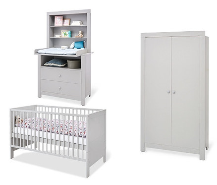 Ein Kinderzimmer mit einem grauen Kinderbett, einer Wickelkommode und einem zweitürigen Kleiderschrank. Zu sehen ist das Pinolino Baby-Zimmer-Set »Liv« mit einem zweitürigen Kleiderschrank und einer breiten Wickelkommode in Grau.