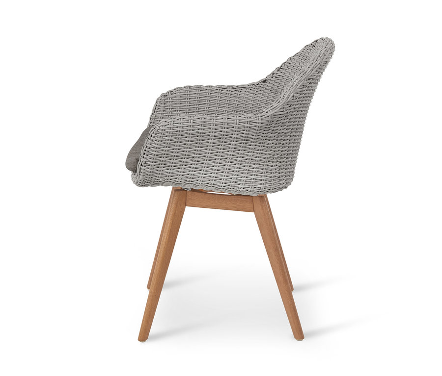 Seitenansicht eines Gartensessels aus Polyrattan und Eukalyptus mit grauem Sitzkissen.