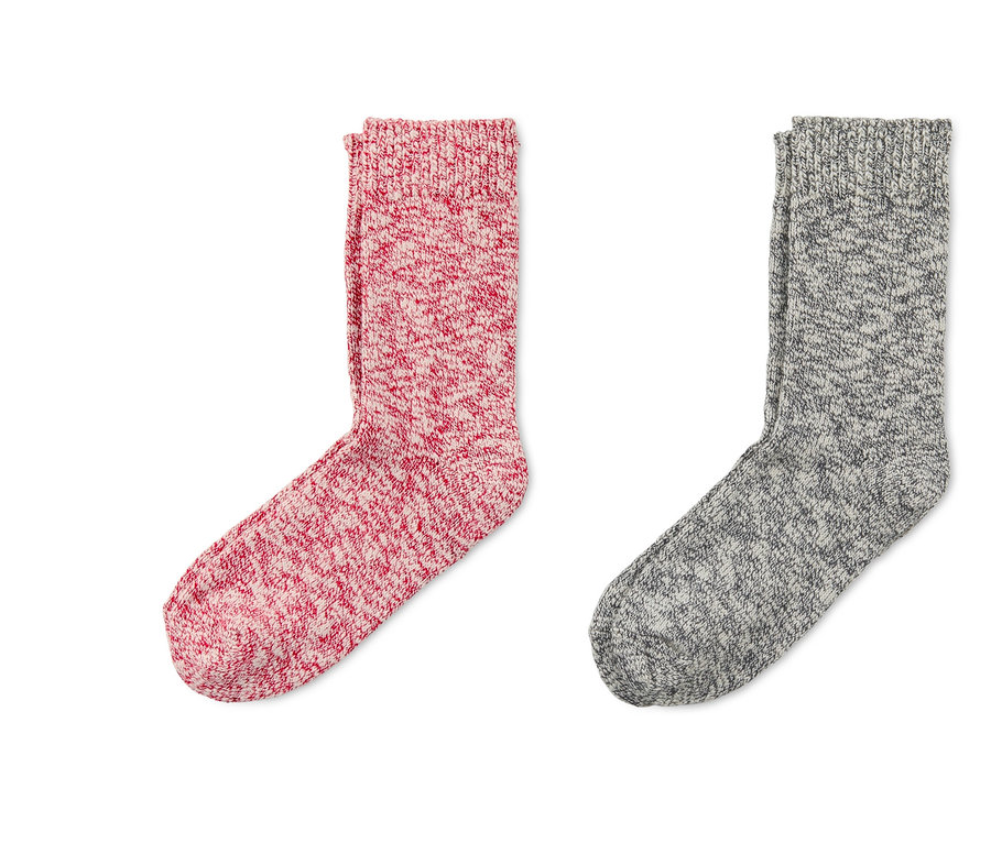 Zwei Paar Stricksocken, ein Paar rosa, ein Paar grau.