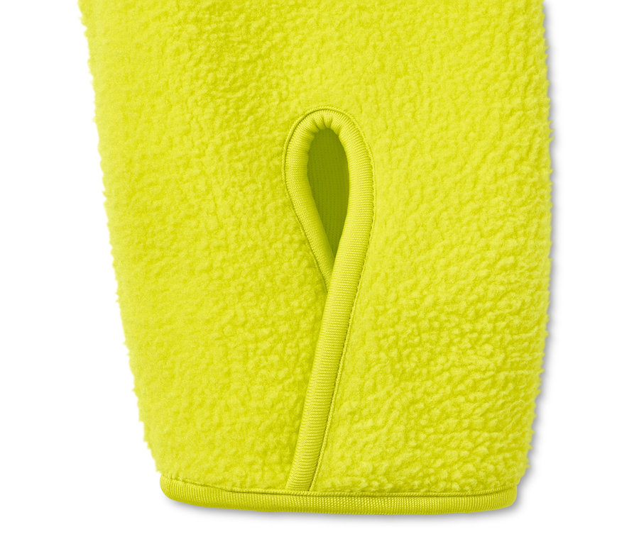 Detailansicht einer gelben Fleecejacke mit Daumenloch.