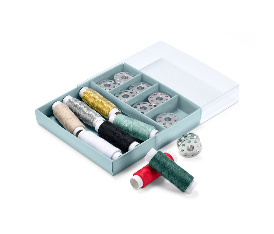 Ein Nähgarn-Set in einer blauen Box mit transparentem Deckel.