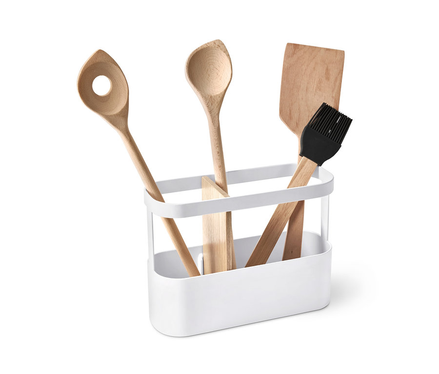 Küchenutensilien aus Holz in einem Utensilienständer.