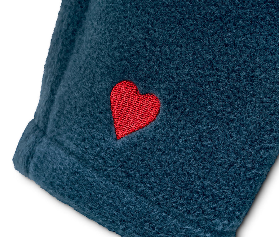 Detail einer blauen Fleecejacke mit recyceltem Material und rotem Herz.