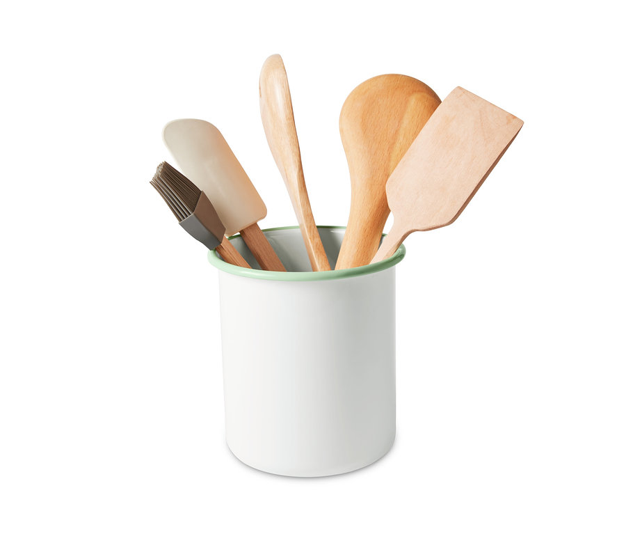 Küchenutensilien in einer weißen Emaille-Vorratsdose.