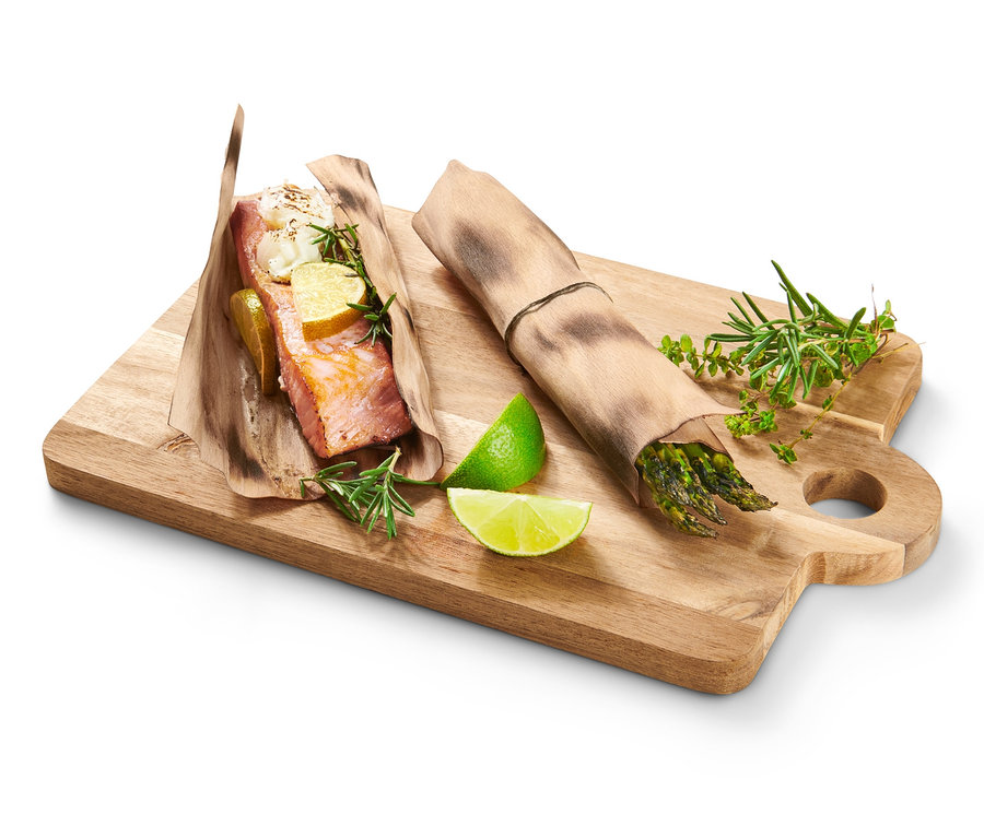 Lachs und Spargel auf einem Holzbrett mit Wrap-Grillpapier aus Buchenholz.