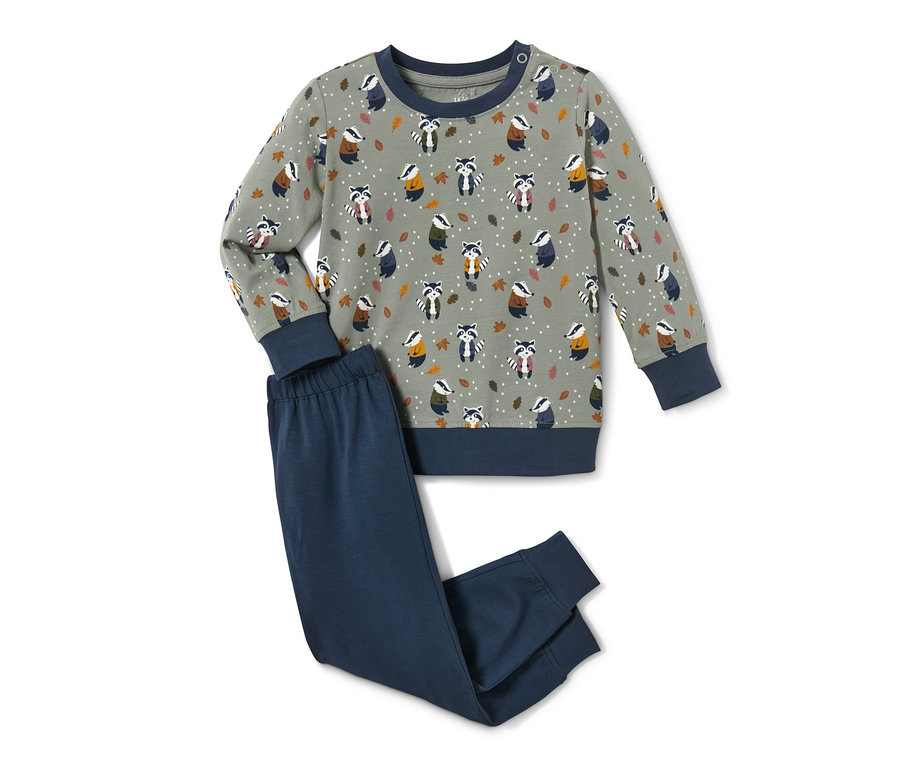 Ein Pyjama mit Dachs- und Waschbärprint.