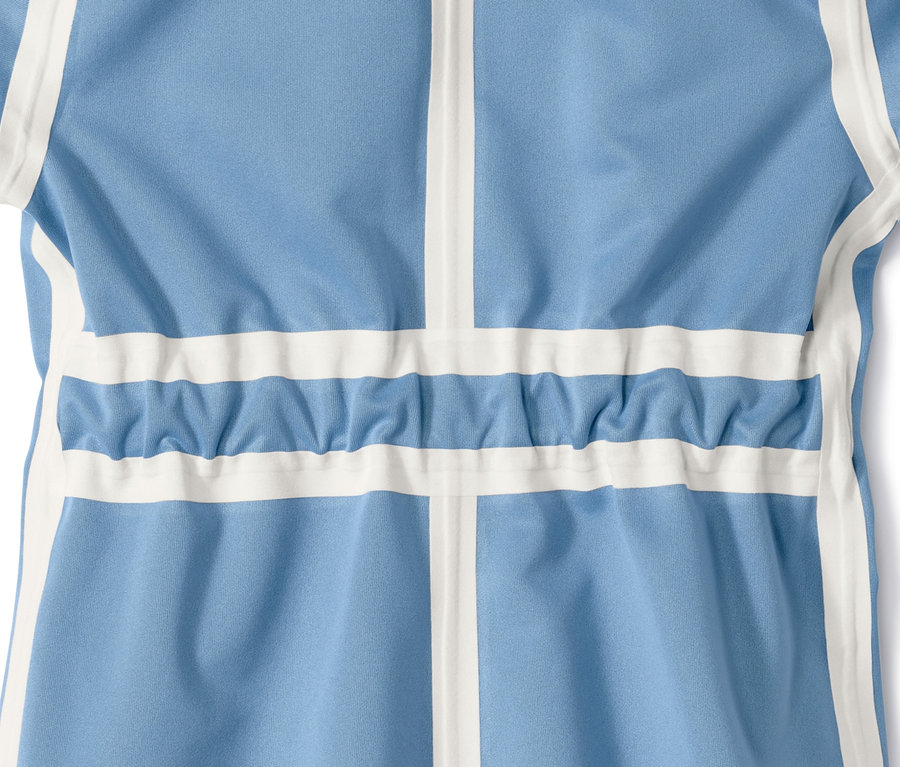 Detailansicht des blauen Regeneinteilers aus recyceltem Material mit weißen Streifen und Etikett mit Recycling-Symbolen.