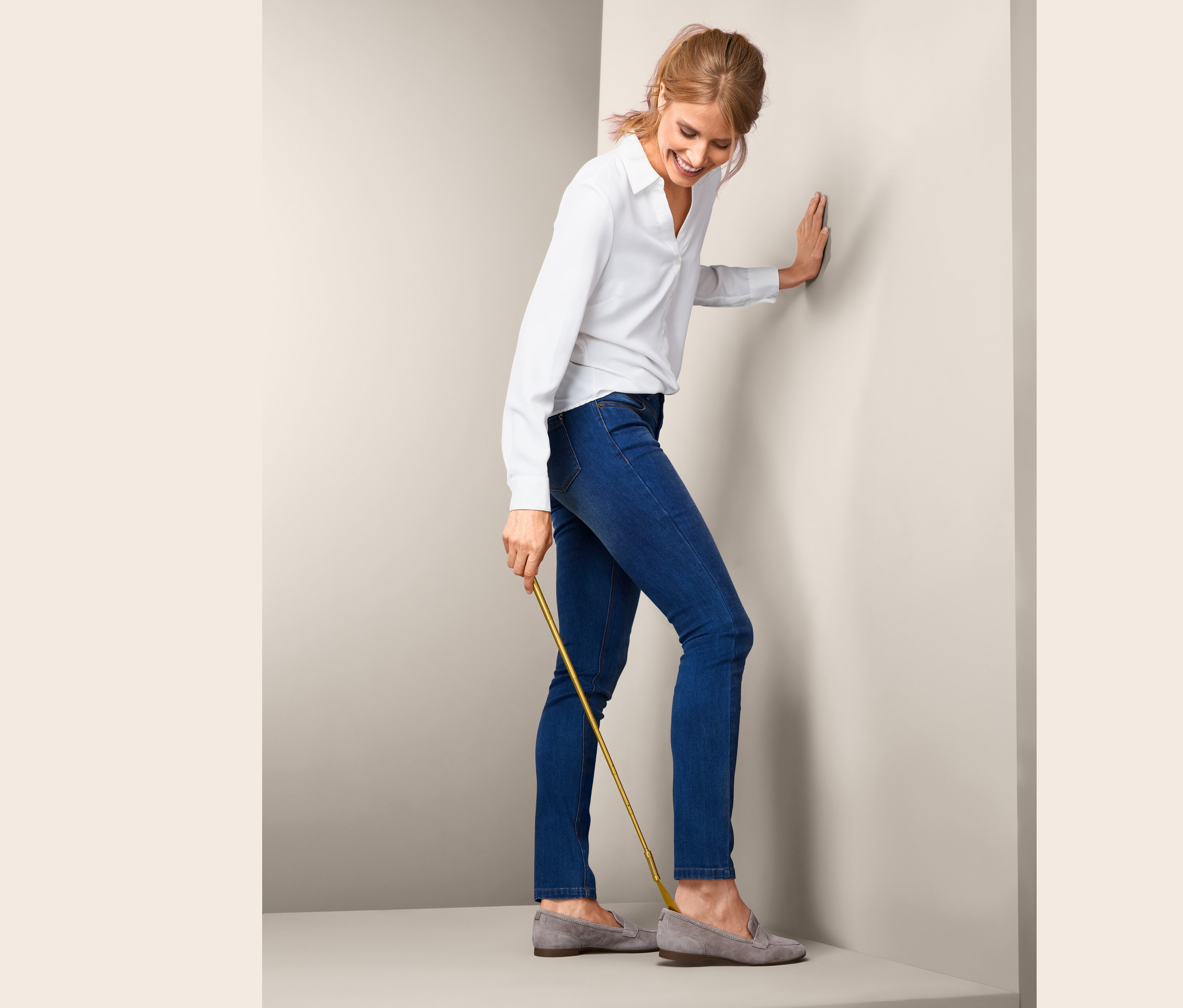 Frau benutzt Teleskop-Schuhanzieher.