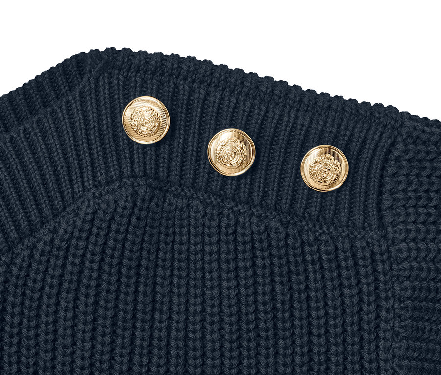 Detailansicht eines Strickpullovers mit Knöpfen.