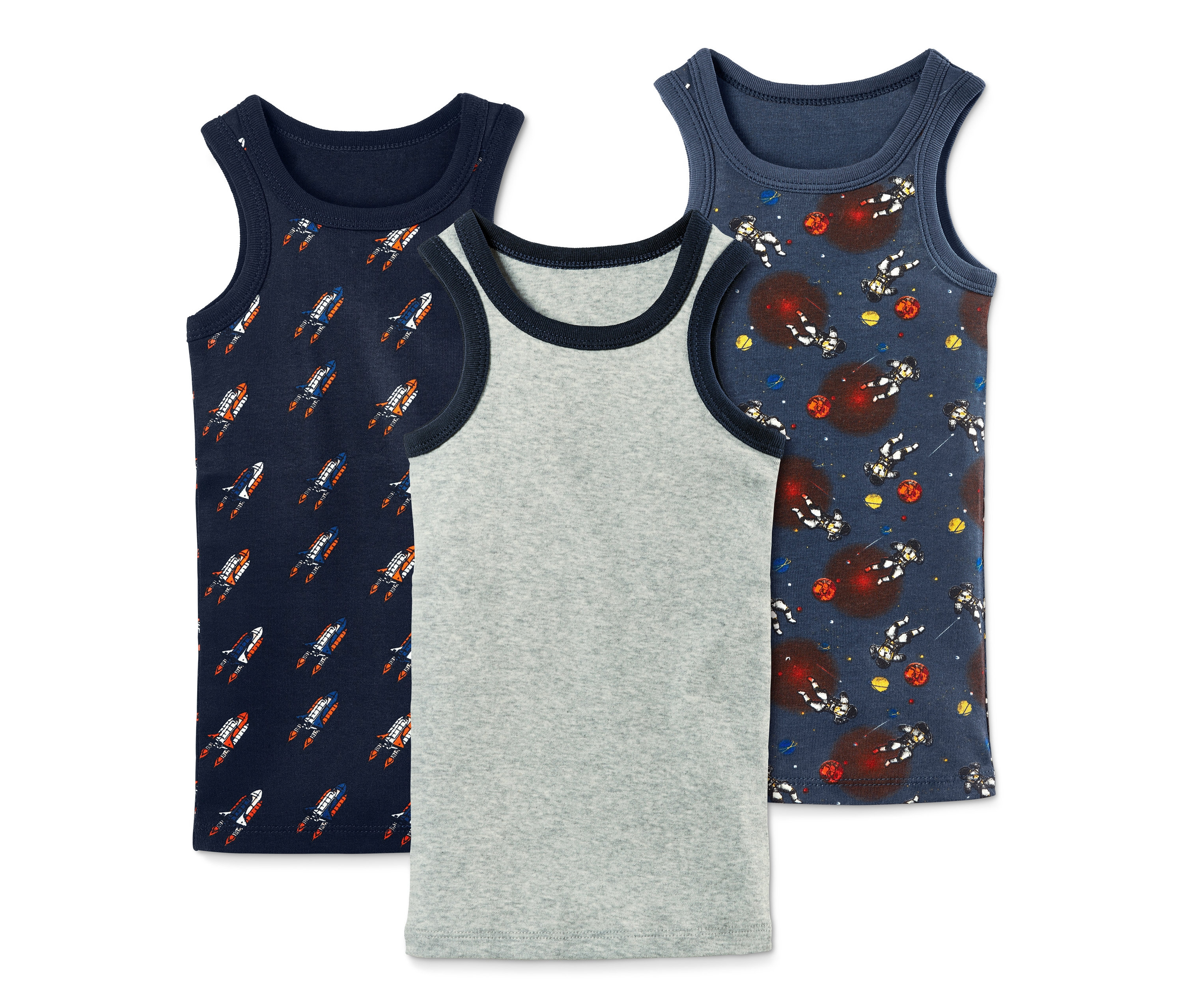 Drei Feinripp-Unterhemden: eines dunkelblau mit Raketenmuster, eines grau und eines blau mit Astronautenmuster.