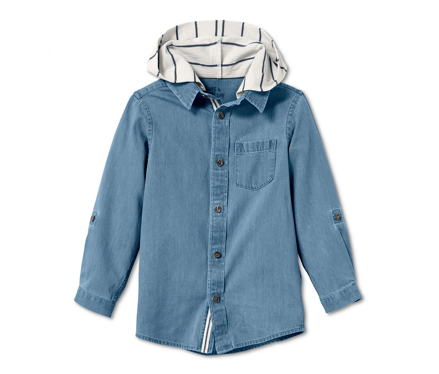 Ein Denimhemd mit Kapuze mit Streifen.