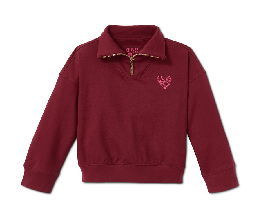 Ein weinrotes Sweatshirt mit Troyerkragen und dekorativem Herz.