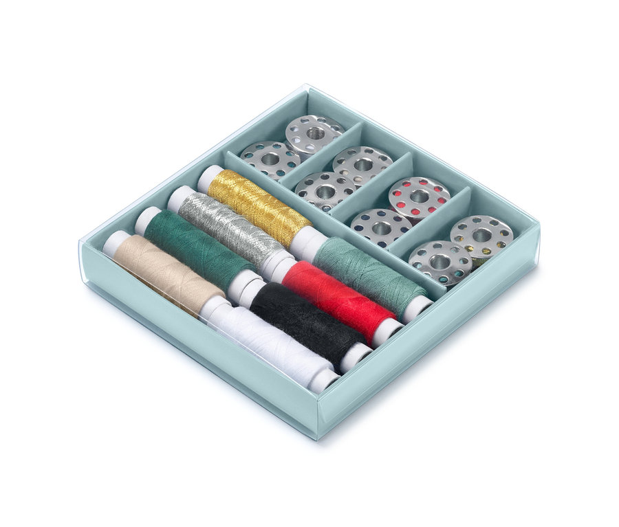 Nähgarn-Set in einer blauen Box mit bunten Fäden und Spulen.